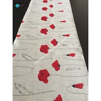 Leinen Tischläufer Stilisierte Rote Mohnblumen Muster Aus Grauer Leinenmischung von Rokasdarbi