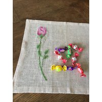 Leinen Tischset Deckchen Hand Embroidery Sheer Linen Centerpiece Bestickt Table Topper Rose Kreuzstich von Rokasdarbi