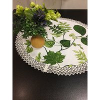 Runde Tischdecke Baumwolle Kleine Grüne Blätter Mit Leinenspitze 32 Zoll von Rokasdarbi