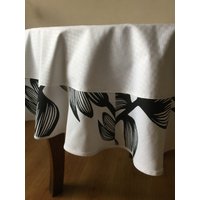Runde Tischdecke Weiß Baumwolle 190 cm Gesteppt Rand Schwarz Weiß von Rokasdarbi
