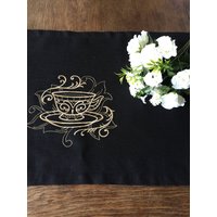 Schwarzes Leinen Bestickte Platzsets 4Er Set Kaffeetasse Stickerei in Gelb Stoff von Rokasdarbi
