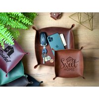 Leder Valet Tablett, Personalisiertes Würfeltablett, Geschenk, Dekoratives Schreibtischtablett, Monogramm Büro Schreibtisch Organizer von RokosStudio