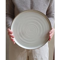 2 Weiße Keramik Teller, Teller Handgemacht, Speiseteller 2Er Set, Große Elegante Steinzeug Mutter Geschenk von RonitYamPottery