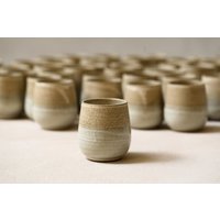 2Er Set Keramik Kaffeetassen | Weiß-Beige Und Graugrüne Keramikbecher von RonitYamPottery