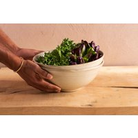 Große 9" Tiefbeige Keramik Salat Servierschüssel, Große Schale, Off-White Steinzeug Obst/Pasta Dinner Servierschale, Mama Geschenk von RonitYamPottery