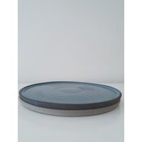 Handgefertigte Keramik Speiseteller | 2 Flache Blaue Servierplatten von RonitYamPottery