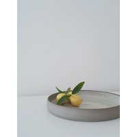 Handgemachte Keramik Flache Servierschale, Keramiktablett, Geschirr, Weiße Serviertablett, Abendessen Servierplatte von RonitYamPottery