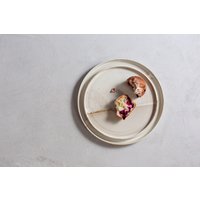 Set Von Zwei Weißen Keramik Teller Mit Dekorativer Linie, Handgemachte Teller, Elegante Steinzeug Mutter Geschenk von RonitYamPottery