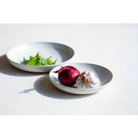 Weiße Keramik Handgemachte Geschirr Set, Große Und Salat Teller, Teller - 2 Größen Speiseteller, Set von RonitYamPottery