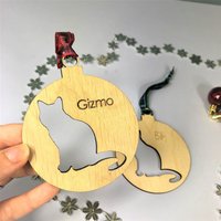 Personalisierte Katzen Weihnachtskugel. Weihnachtsdekoration Für Haustiere. Festliche Sitzendes Kätzchen Spielerei von RoodlesDesign