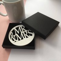 Zwei Personalisierte Mr & Mrs Untersetzer, Hochzeits - Und Jubiläumsgeschenk, Acryl Lasergeschnittene Tassenmatten, Weihnachtsgeschenk von RoodlesDesign