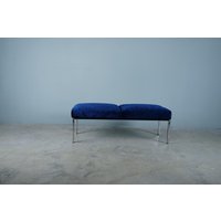 Aus Den 70 Er Jahren Bank Mit Blauem Samtbezug Neu Gepolstert Aus Den 70 Er Jahren Bank Mit Blauem Samtbezug Neu Gepolstert von RoomLightDesign