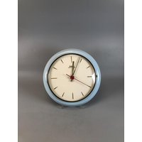 Dugema 1950Er Jahre Wanduhr in Babyblau/Clock From The 1950S von RoomLightDesign