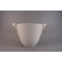 Vintage Rörstrand Blå Eld Hertha Bengtson Große Weiße Schale Mit Henkel Swedish Mid-Century Design von RoomLightDesign