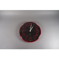 Wilde 1980Er Jahre Wanduhr in Rot Und Schwarz/Red & Black Clock From The 1970S von RoomLightDesign
