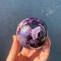 Atemberaubender Tiefvioletter Traum Amethyst Sphäre von ROOTSANDAURA