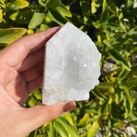 Druzy Weißer Achat Halb Polierte Spitze | Kristallstufe von ROOTSANDAURA