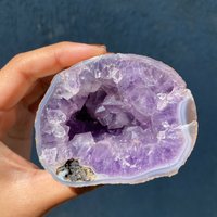 Einzigartiger Amethyst Geode Kristall von ROOTSANDAURA