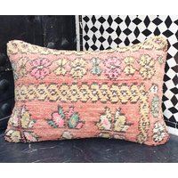 Oreiller Berbère, Taie D'oreiller Vintage Tapis Marocain, Housses De Coussin Berbère En Laine, Oreiller Boujaad, Coussin Oreiller Berbère, Taie D'oreiller Vintage Tapis Marocain, Housses De Coussin Berbère En Laine, Oreiller Boujaad, Coussin von RosaOilsmarrakech