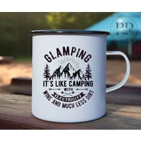 Emaille-Camping-Becher, Glamping-Definition, Lustiges Trinken, Camping-Geschenk, Camper-Geschenk, Glücklicher Camper, Camp-Liebhaber von RosePeriwinkle