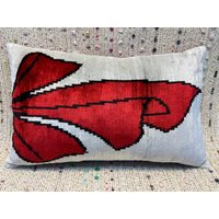 16x24 Seide Samt Kissenbezug Rot Kissen Weiches Lumbar Vintage Kelim Teppich Grau von RoseSeasonPillow