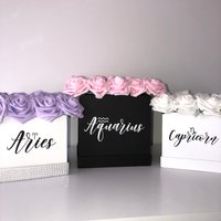 sternzeichen Blumenkasten, Rose Box, Luxus Blumenbox, Astrologie, Geschenk, Horoskop, Home Decor, Vanity Glam, Geschenkbox, Rosen von Rosecreationsbyvs