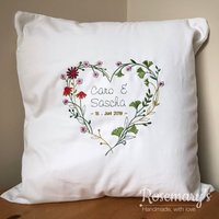 Kissenbezug 45 X cm Personalisierter Blumenherzkranz Bestickt Mit Einer Auswahl An Stofffarben von RosemarysHandMade