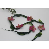 Handgefilzte Blumengirlande Aus Filz - Zarte Rosa Blüten Auf Grünem Zweig, Nachhaltige Naturdeko Für Fenster, Wand & Tisch Das Ganze Jahr von Rosenfilz