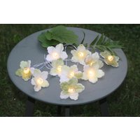 Handgefilzte Blumenlichterkette in Weiß Von Rosenfilz - Filzblüten Mit Zartem Licht Handgefilzte Blumenlichterkette in Weiß Von Rosenfilz - Filzblüten Mit Zartem Licht von Rosenfilz
