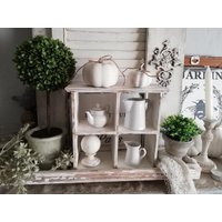Älteres Kleines Shabby Weiß/Bräunliches Regal Setzkasten Sortierregal Holz 4 Fächer Ganzjährige Deko Innenbereich Bad Wohnzimmer Veranda Älteres Kleines Shabby Weiß/Bräunliches Regal Setzkasten Sortierregal Holz 4 Fächer Ganzjährige Deko Innenbereich Bad Wohnzimmer Veranda von Rosenundmehr