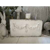 Paneel "Schnörkelgirlande" Holz Shabby Weiß/Brauntöne 41x22, 5x2, 5cm Viel Struktur Ganzjährige Deko Innenbereich Wohnzimmer Geschenk von Rosenundmehr