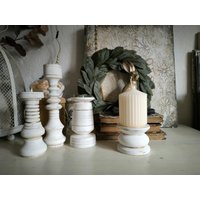 Shabby Style Hübscher Weiß/Bräunlicher Kerzenständer Mit Dorn Für Stumpenkerzen 4 Motive Deko Haus Garten Veranda Schlaf/Wohnzimmer Landhaus Shabby Style Hübscher Weiß/Bräunlicher Kerzenständer Mit Dorn Für Stumpenkerzen 4 Motive Deko Haus Garten Veranda Schlaf/Wohnzimmer Landhaus von Rosenundmehr