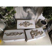 Shabby Weiß/Bräunlich/Goldene Holz Deckelkiste "Schnörkelornament" 4 Motive Aufbewahrung Ganzjährige Deko Bad Flur Geschenk Muttertag Shabby Weiß/Bräunlich/Goldene Holz Deckelkiste "Schnörkelornament" 4 Motive Aufbewahrung Ganzjährige Deko Bad Flur Geschenk Muttertag von Rosenundmehr