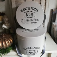 Shabby-style Traumhafte Hellgraue Hutschachtel "No 5" Pappschachtel Mit Band 2 Größen Ganzjährige Deko Geschenk Geburtstag von Rosenundmehr