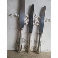 Vintage 3 Schöne Uralte Silberfarbene Messer Viel Patina Set 2 Sammlerstück Nicht Funktionstüchtig Küchendeko Landhaus Cottage Haus Deko Vintage 3 Schöne Uralte Silberfarbene Messer Viel Patina Set 2 Sammlerstück Nicht Funktionstüchtig Küchendeko Landhaus Cottage Haus Deko von Rosenundmehr