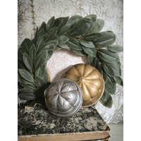Vintage Hübsche Uralte Kleine Runde Backform Mit Aufhänger Viel Patina 2 Varianten Ganzjährige Dekoration Landhaus Garten Küche Sammler von Rosenundmehr