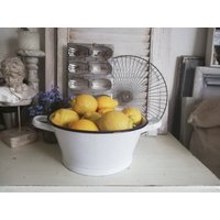 Vintage Hübsches Großes Altes Sieb Standsieb Pflanzschale Weiße Emaille 2 Griffe Viel Patina Dekoration Haus Garten Veranda Pflanztopf von Rosenundmehr