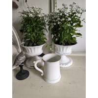 Vintage Weißer Becher Behälter Krug Mit Geschwungenem Henkel Ganzjähriges Dekostück Haus Garten Küche Landhaus Bad Blumen Sammlerstück von Rosenundmehr