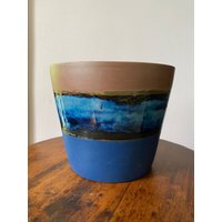 Glasierter Und Handbemalter Terrakotta Pflanzentopf. in Bunkerblauer Kreidefarbe Gemalt Mit Wachs Veredelt von RosiesArmoireUS