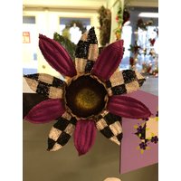 Lebendige Violette Schwarz-Weiße Karo-Burlap-Blume von RosisCottageTreasure