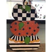 stapelbar Schwarz Weiß Karo Kürbis Türschild Aus Holz stapelbar Schwarz Weiß Karo Kürbis Türschild Aus Holz von RosisCottageTreasure