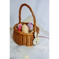 Nachhaltiges Weidenkörbchen | Osterkörbchen Mit Personalisierung Namen Und Kreideeier von Rosmarinparty