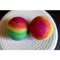 Neon Regenbogen, Gefilzte Wolle Trockner Ball Spielzeug Dekor, Regenbogen von RosyToesDesigns