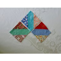 Lustiges Set Von Vintage Quilt Quadraten, Die in Untersetzer Umgewandelt Wurden Handgesteppte 1930Er 1940Er Jahre Stoffuntersetzer Im Landhausstil von RosysCozyCorner