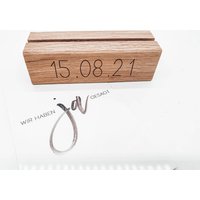 Kartenhalter Eiche Graviert Mit Datum || Fotoleiste Personalisiert Holzleiste Fotohalter Hochzeitsgeschenk von Rotherwerk