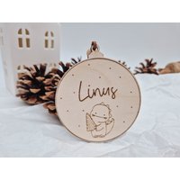 Personalisierte Weihnachtsbaumkugel Aus Holz Mit Vornamen Und Dino Personalisierte Weihnachtsbaumkugel Aus Holz Mit Vornamen Und Dino von Rotherwerk