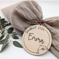 Schultütenanhänger Personalisiert Mit Vorname | Schulkind 2025 Geschenk Zur Einschulung Schultüte Delfin Schultütenanhänger Personalisiert Mit Vorname | Schulkind 2025 Geschenk Zur Einschulung Schultüte Delfin von Rotherwerk
