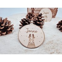 Weihnachtsbaumkugel Aus Holz Mit Personalisiertem Vornamen Und Süßem Elch Design Weihnachtsbaumkugel Aus Holz Mit Personalisiertem Vornamen Und Süßem Elch Design von Rotherwerk