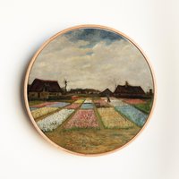 Rustikales Bauernhaus Mit Blumenfeldern Ölgemälde Druck, Blumen Kinderzimmer Wanddekor, Vintage Landschaft Kunstdruck Auf Runder Leinwand von RoundCanvasGallery