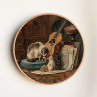 Vintage Katzen Familie Kunstdruck - Kätzchen Spielen Mit Gitarre Tier Wanddeko Im Antiken Stil von RoundCanvasGallery